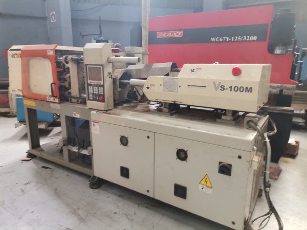 Used Victor 100Ton injectiin moulder